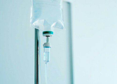 Капельница с раствором Рингера